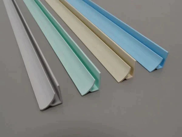 Coin à rayon interne en PVC pastel ivoire - Solution durable pour des angles parfaitement arrondis.