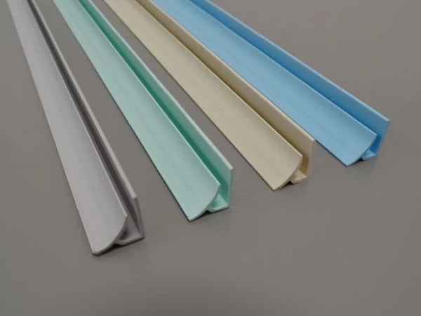 Profilé d’angle intérieur arrondi en PVC gris pastel