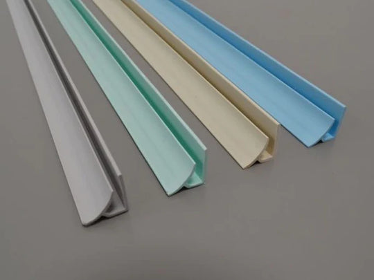 Profilé d’angle intérieur arrondi en PVC gris pastel