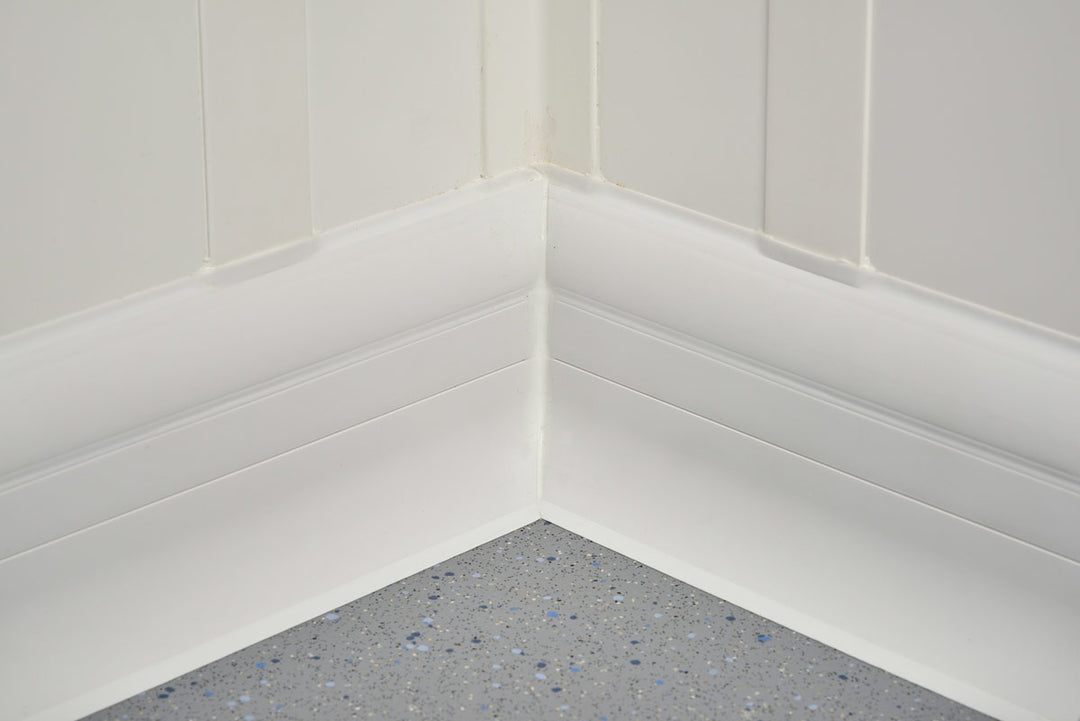 Plinthe 100 mm blanche à fixation invisible, longueur 4 m, idéale pour une installation sans vis apparentes et un aspect moderne.