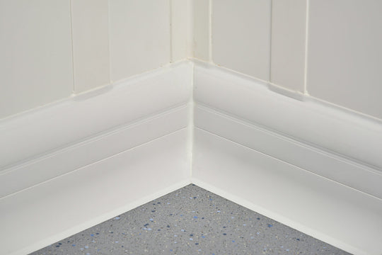 Plinthe 100 mm blanche à fixation invisible, longueur 4 m, idéale pour une installation sans vis apparentes et un aspect moderne.
