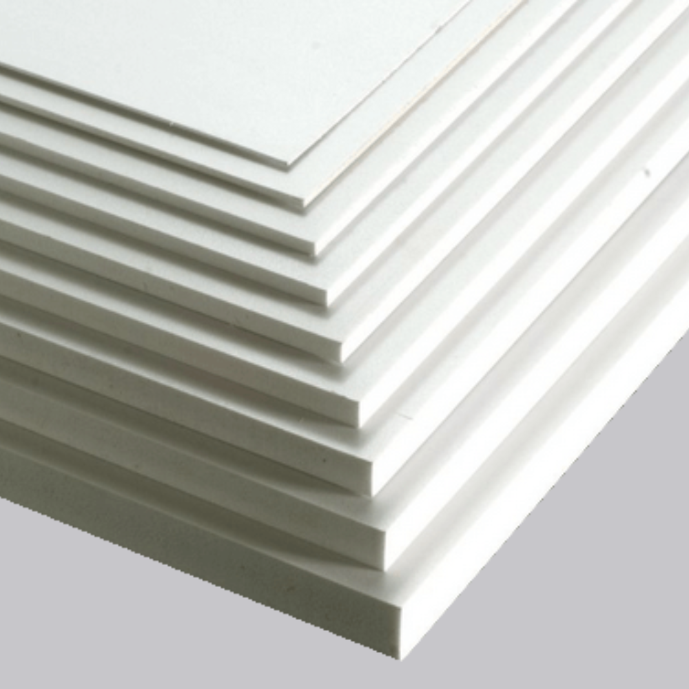 Plaques en PVC expansé blanc empilées – alternative KOMACEL