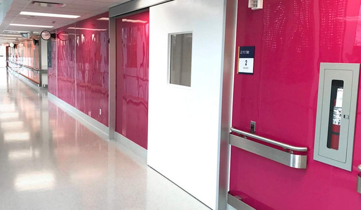 Collection de plaques hygiéniques en PVC rose et rouge, idéale pour des espaces publics