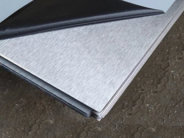 Tôle en acier inoxydable, épaisseur 0,9 mm, idéale pour des applications résistantes et durables.