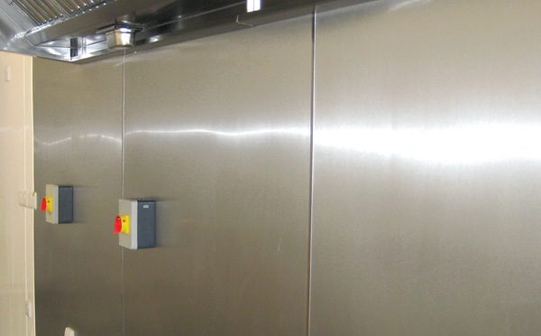 Panneau en acier inoxydable 0,9 mm, offrant une solution durable et esthétique.