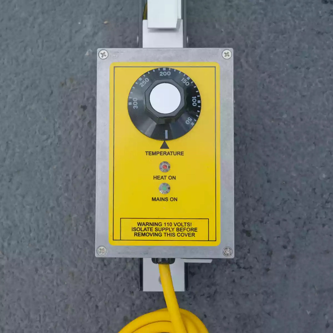 Thermoformeuse et plieuse 110 V, offrant des performances optimales pour le façonnage de feuilles de PVC jusqu’à 3 m.