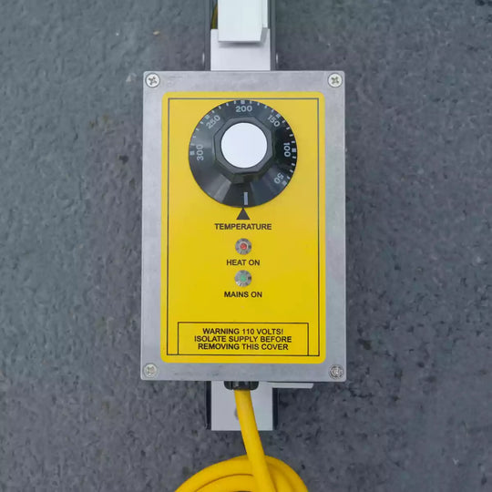 Thermoformeuse et plieuse 110 V, offrant des performances optimales pour le façonnage de feuilles de PVC jusqu’à 3 m.