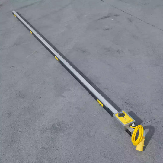 Thermoformeuse 110 V avec plieuse intégrée, conçue pour modeler des feuilles de PVC hygiéniques jusqu’à 3 m avec précision.