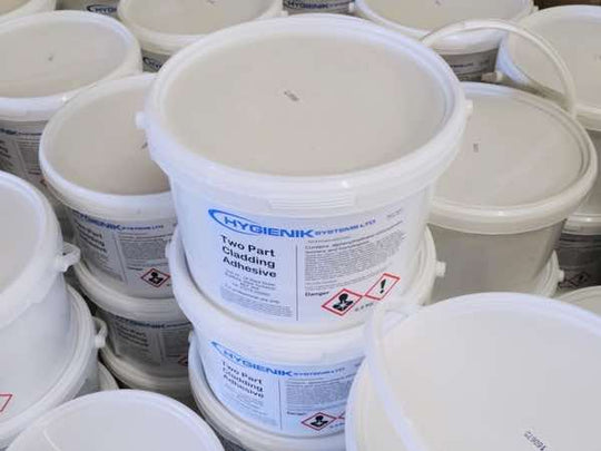 olle bi-composant 6.5 kg pour revêtement PVC, assurant une adhésion rapide et fiable pour des applications à long terme dans des environnements industriels.